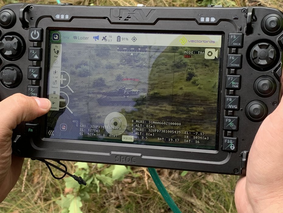 Robuste Ground Control Station von AERIS Recon S7 mit Livebild und taktischer Bedienoberfläche im Feldeinsatz.